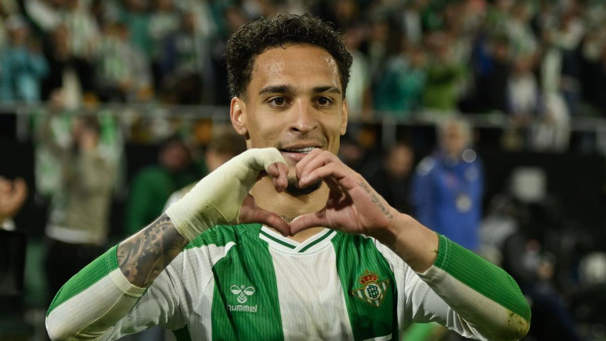 Antony celebra tras marcar el 4-0, durante el partido de vuelta de los octavos de final de la Liga Europa que Real Betis y Panathinaikos FC