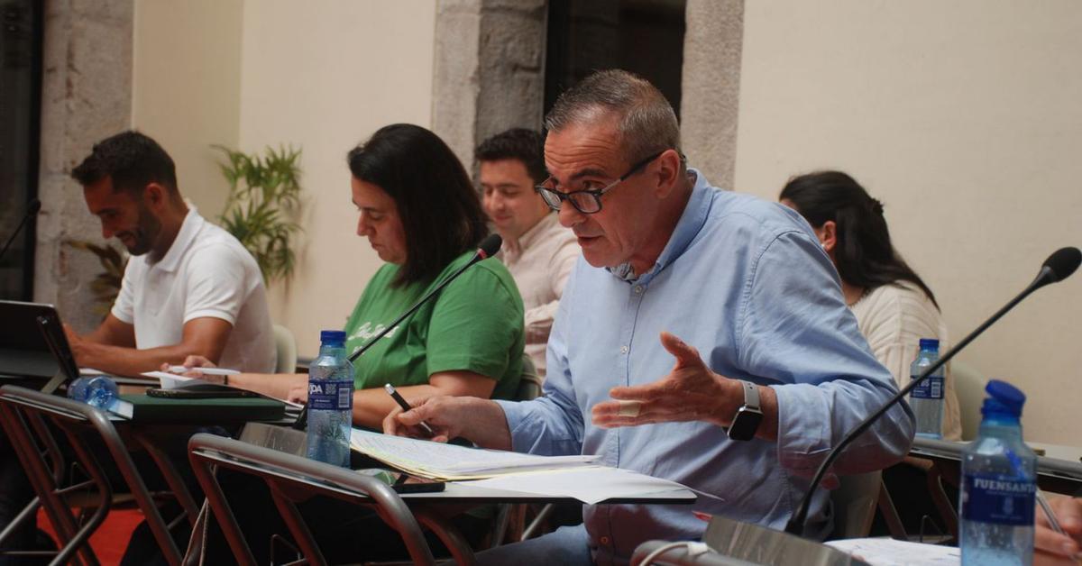 Óscar Torre, portavoz del Grupo Socialista en el Ayuntamiento de Llanes, durante el último pleno municipal. | RAMÓN DÍAZ