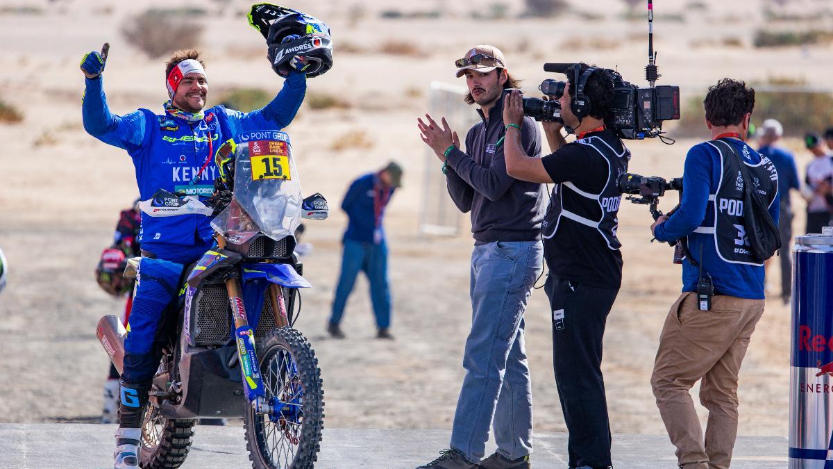 Lorenzo Santolino celebra su triunfo en la tercera etapa del Dakar