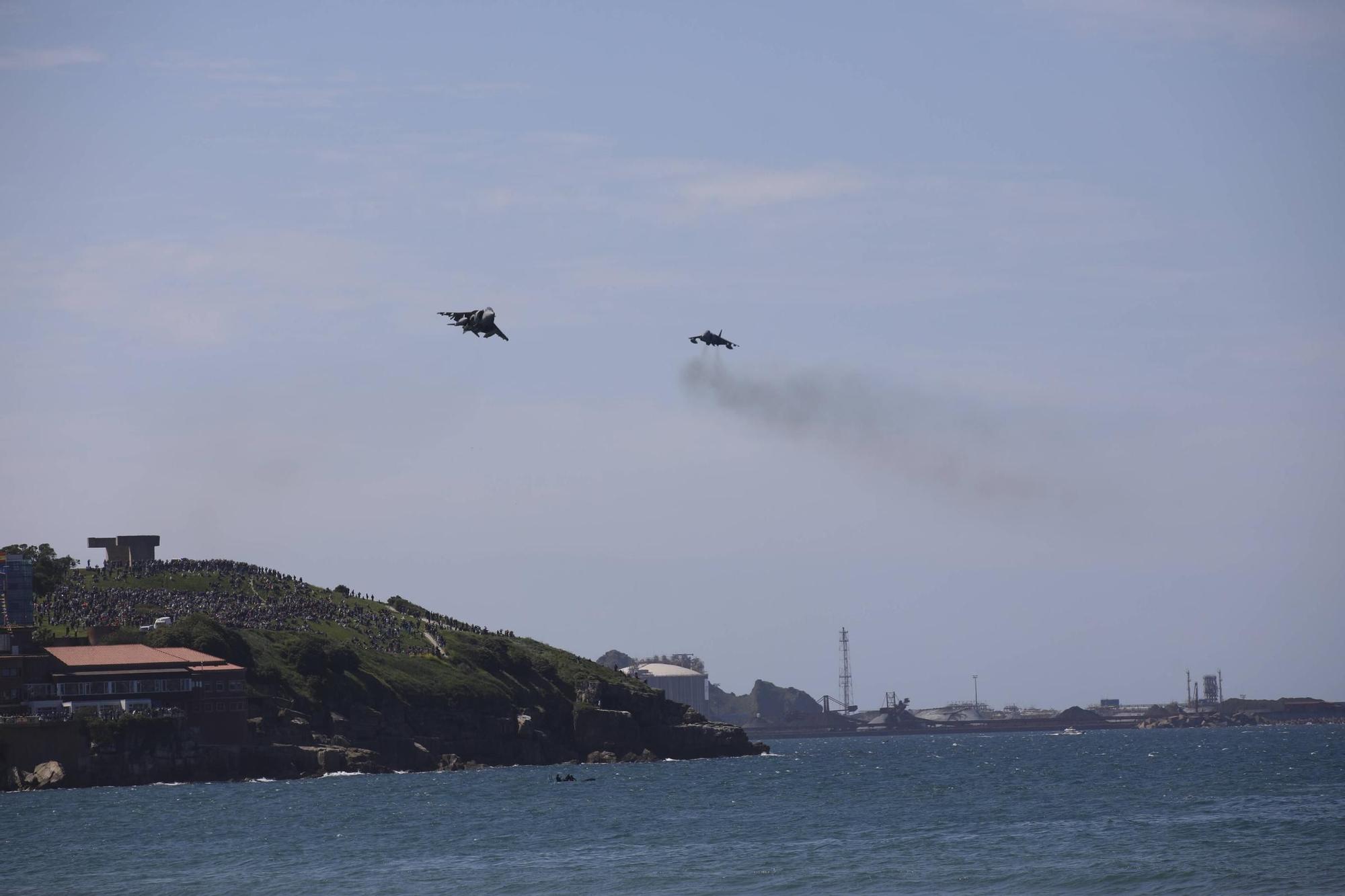 EN IMÁGENES: Así fue la revista naval  del Rey Felipe VI y la exhibición aérea en Gijón por el Día de las Fuerzas Armadas