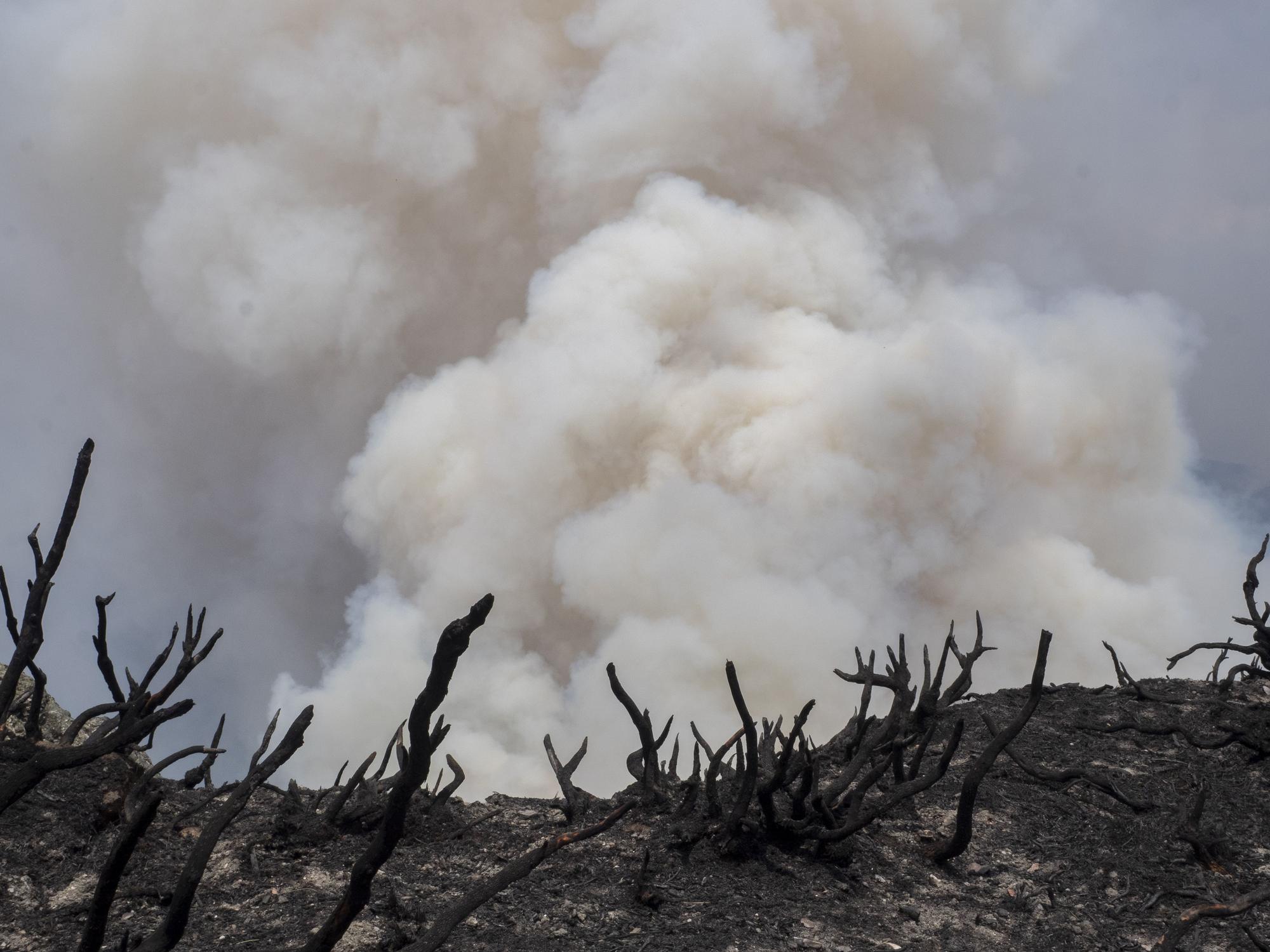 Más de una decena de núcleos desalojados en el incendio de Folgoso do Courel