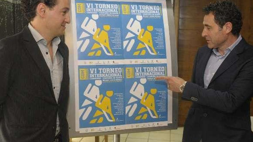 Antonio Viejo y Kiko Alabart, con el póster del torneo. / víctor echave