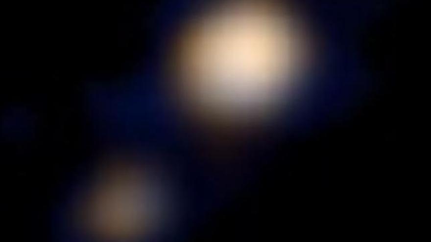 Imagen en color de Plutón y su luna más grande, Caronte.
