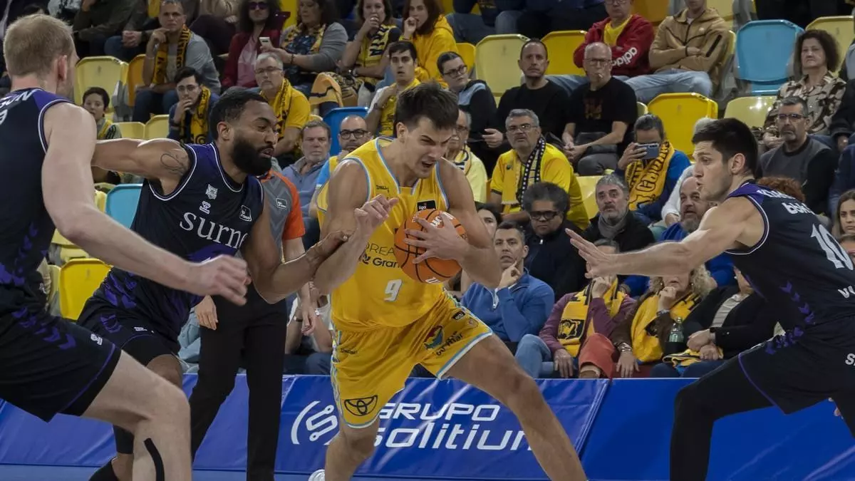 El Granca se duerme al volante, dilapida 22 puntos y sufre una sonrojante derrota ante el Bilbao con polémica (97-98)