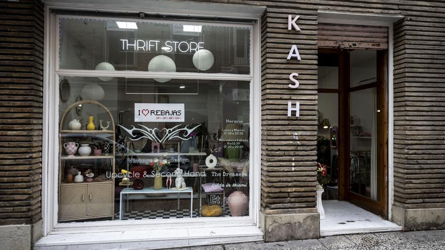 Kashmir, la tienda vintage en el centro de Zaragoza que fabrica sus propios bolsos: "Si puedo vivir de esto y alimentar a mis hijos, es suficiente"