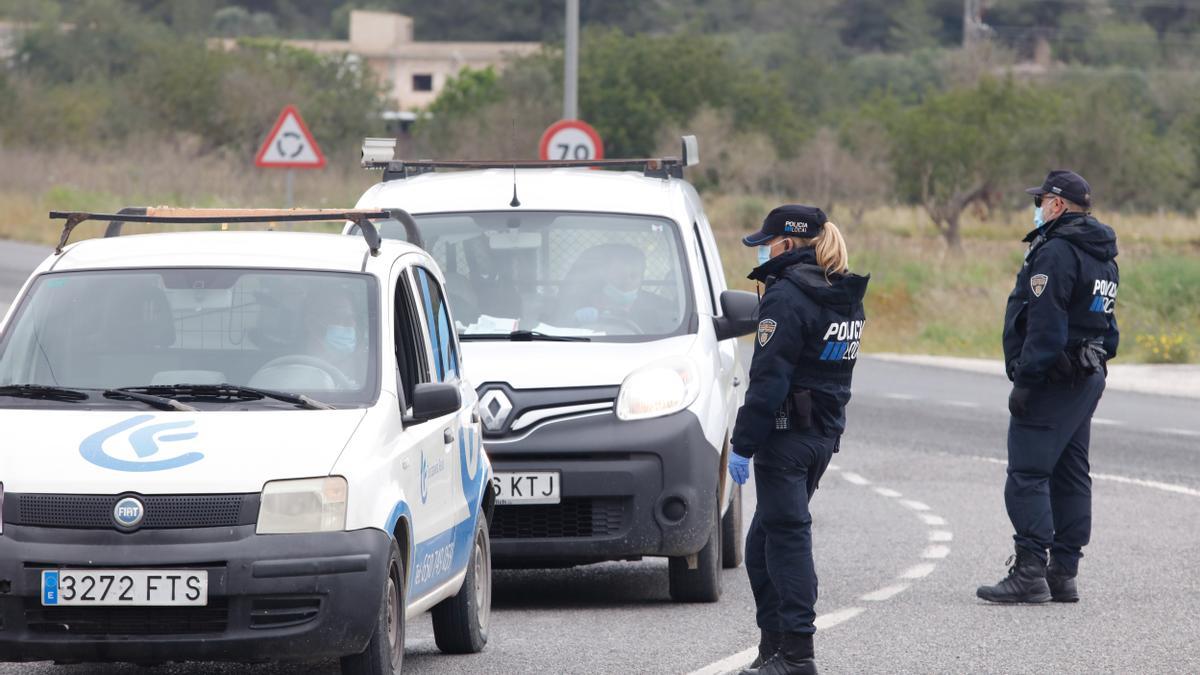 Control de la Policía Local de Sant Antoni durante el confinamiento, en abril de 2020. J. A. Riera