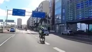 Las temeridades de un ciclista en plena Avenida Marítima