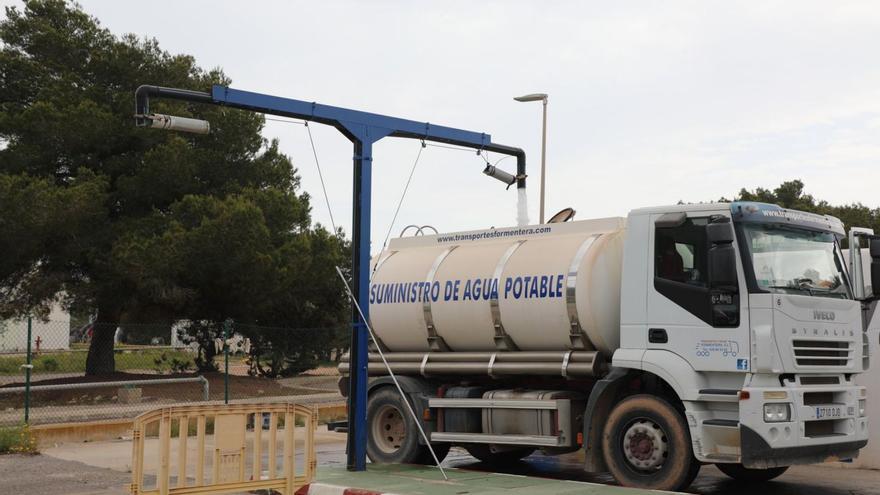 Un camión cisterna cargando agua en es Ca Marí.