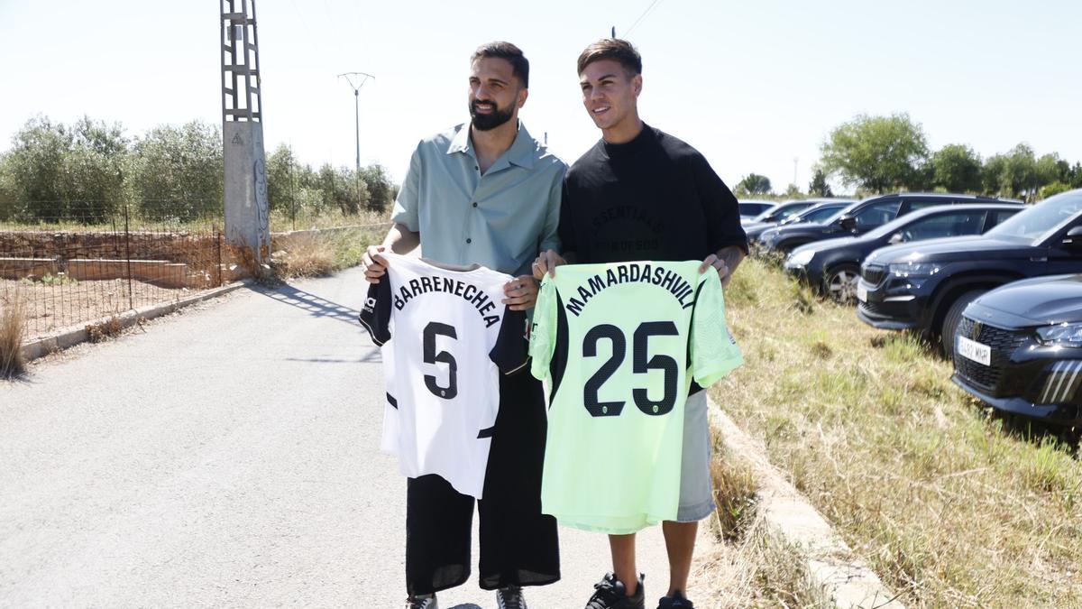Mamardashvili y Barrenechea intercambiando camisetas
