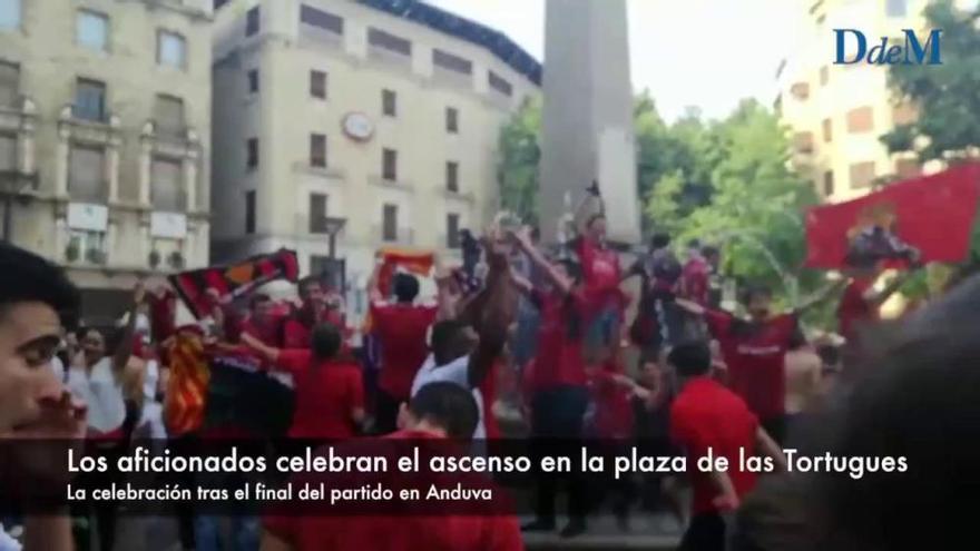 Los aficionados del Mallorca celebran el ascenso en la plaza de las Tortugues