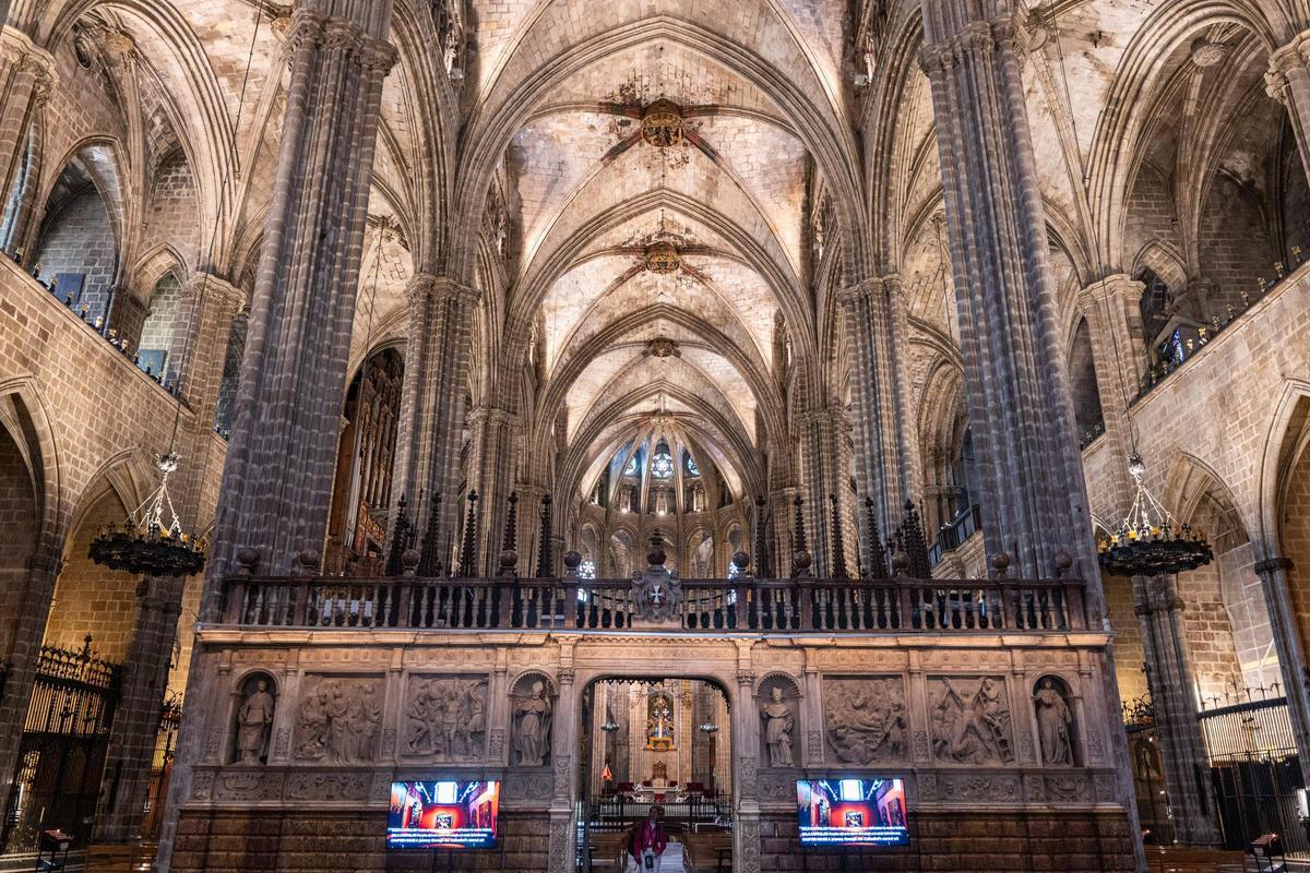 Inauguran los vitrales del ábside restaurados de la catedral de Barcelona