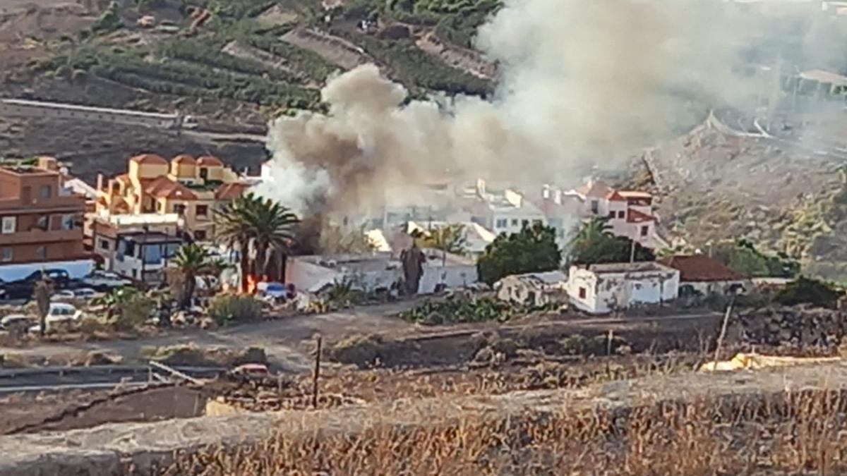 Fuego en una palmera en La Hoya, Adeje