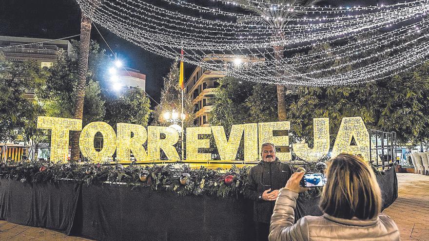 Torrevieja acelera contratos por valor de 800.000 euros para organizar las fiestas patronales y Navidad