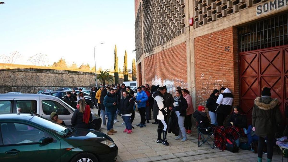 Colas para comprar las entradas del Compa, en la última edición.