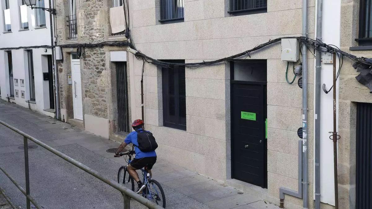Clausura del primer edificio con tres pisos turísticos que operaba sin licencia municipal en Santiago.