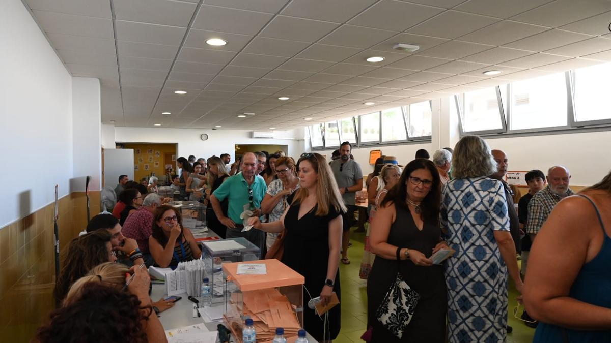 Votantes en Las Vaguadas, en Badajoz