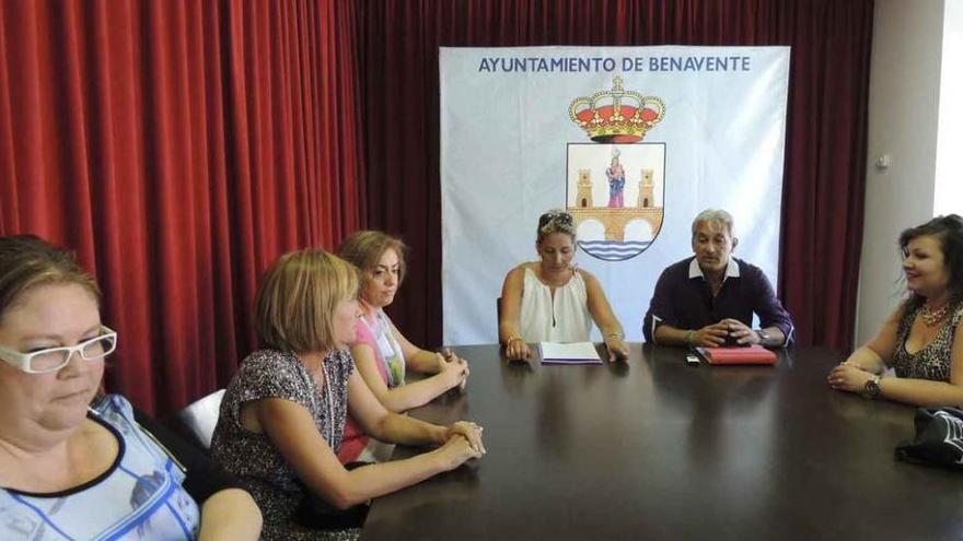 Los ediles Patricia Martín y Manuel Burón junto a representantes del comercio presentan &quot;La noche en blanco&quot;.