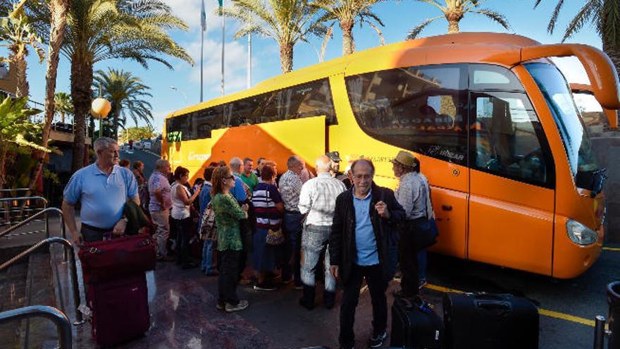 Jubilados asturianos, ayer, ante la guagua en el hotel de Sonneland.