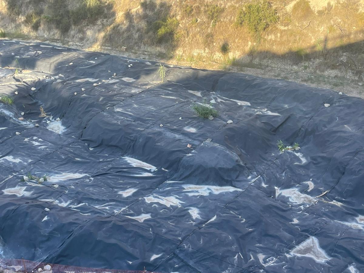 Detalle del plástico que cubre una zona del cauce