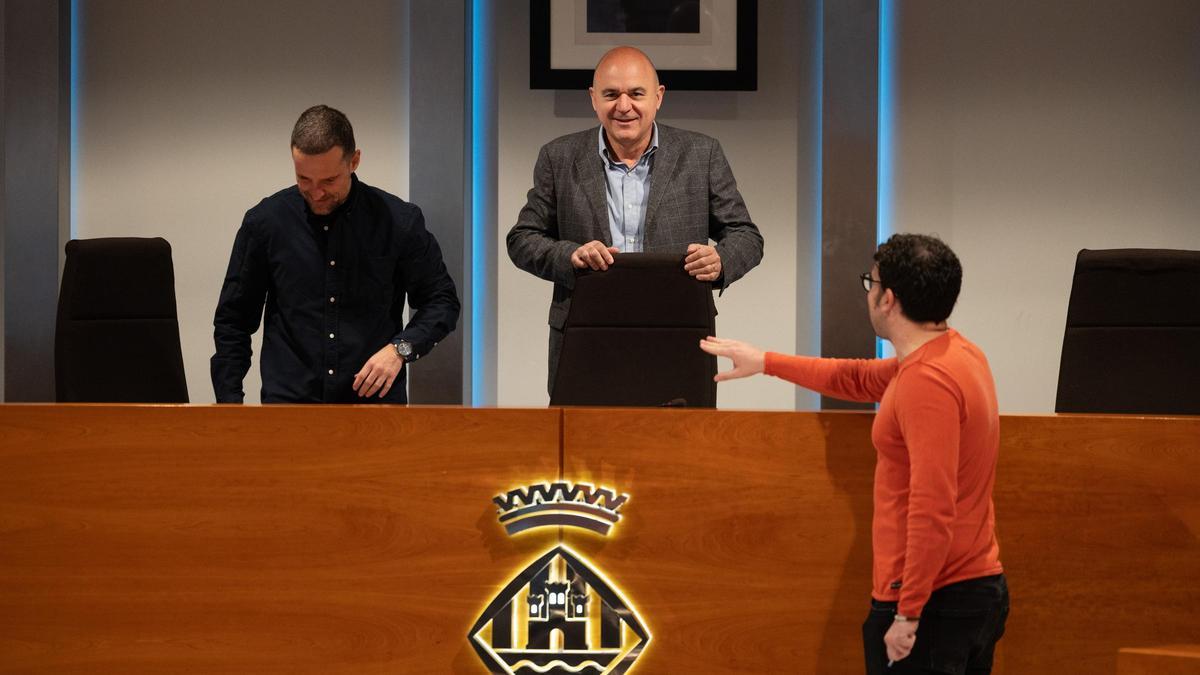 El presidente del Consell, Vicent Marí, en el centro, antes del inicio del pleno.
