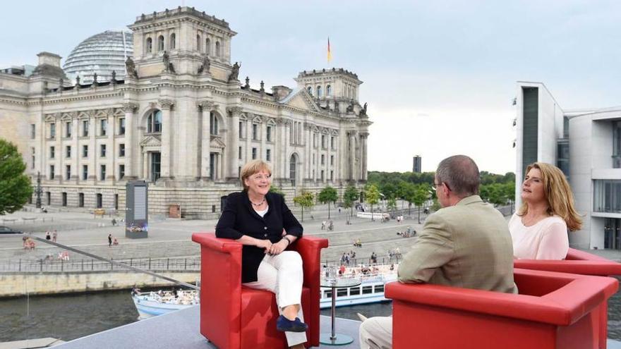 Merkel, con el Bundestag al fondo, durante una entrevista, en el día de puertas abiertas del Gobierno alemán.