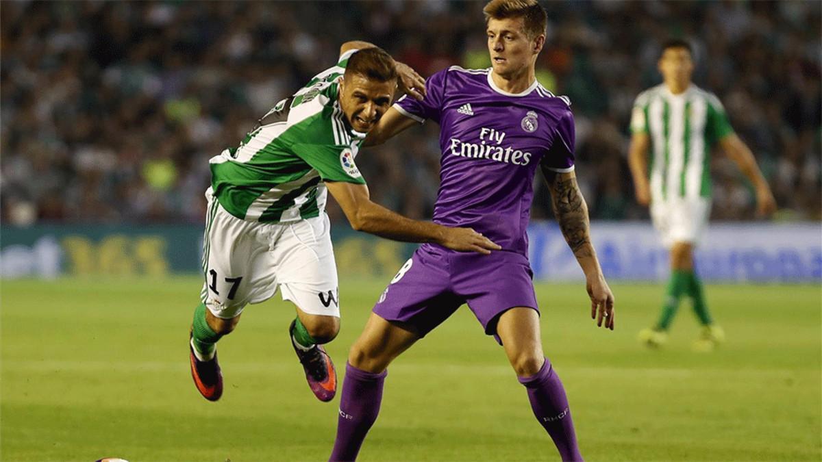 Kroos disputa un balón con Joaquín en el Betis-Real Madrid de esta temporada (6-1)