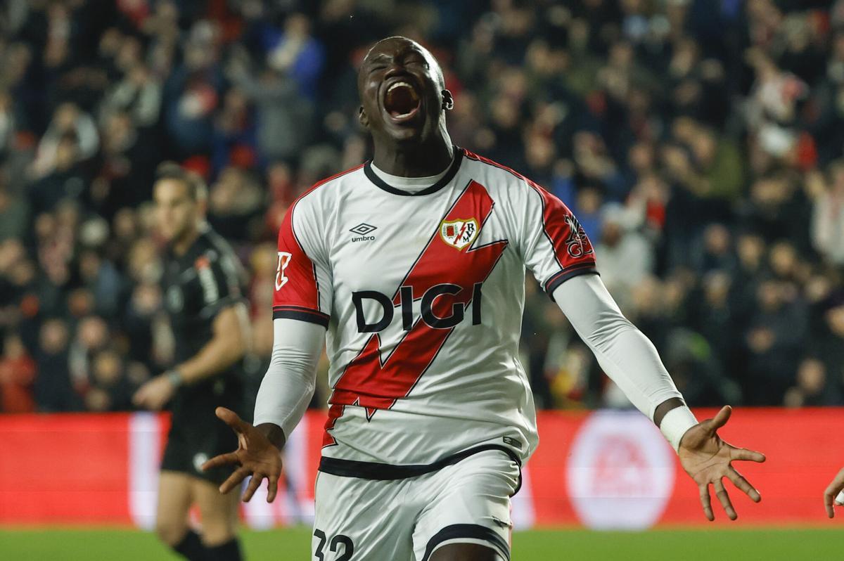 Nobel Mendy celebra su gol en el Rayo-Valencia de Liga en Vallecas