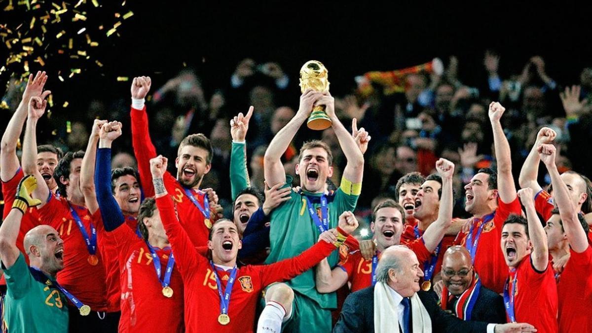 Casillas levanta el trofeo de campeones del mundo en  2010.