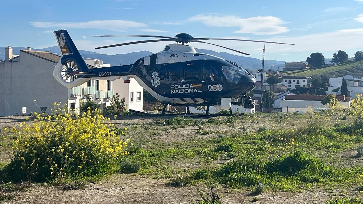 Un helicóptero de la Policía Nacional participa también en la búsqueda.