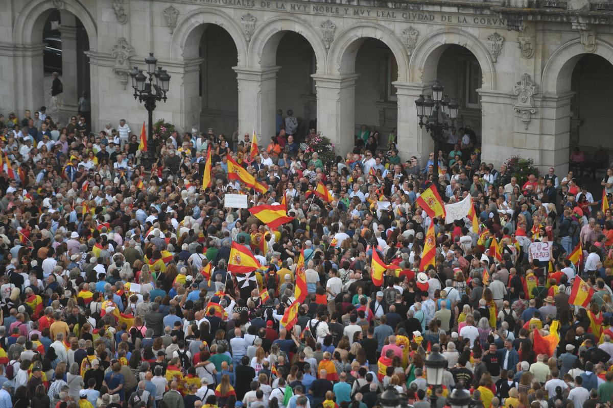 Entre los gritos más repetidos en la tarde de este miércoles estuvieron «Ceuta no se vende, Ceuta se defiende», «Ceuta aguanta, España se levanta» e «Invasores, expulsión».