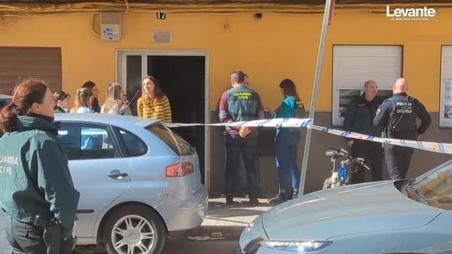 La Guardia Civil y la Policía Local de Catarroja en el edificio donde han asesinado a un hombre
