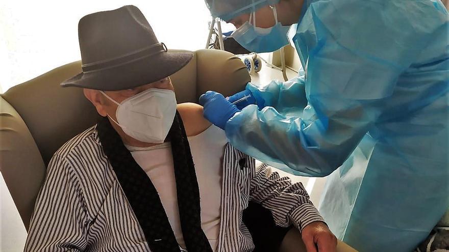 Mayores, cuidadores y sanitarios reciben las primeras dosis de la vacuna contra la covid en Monesterio