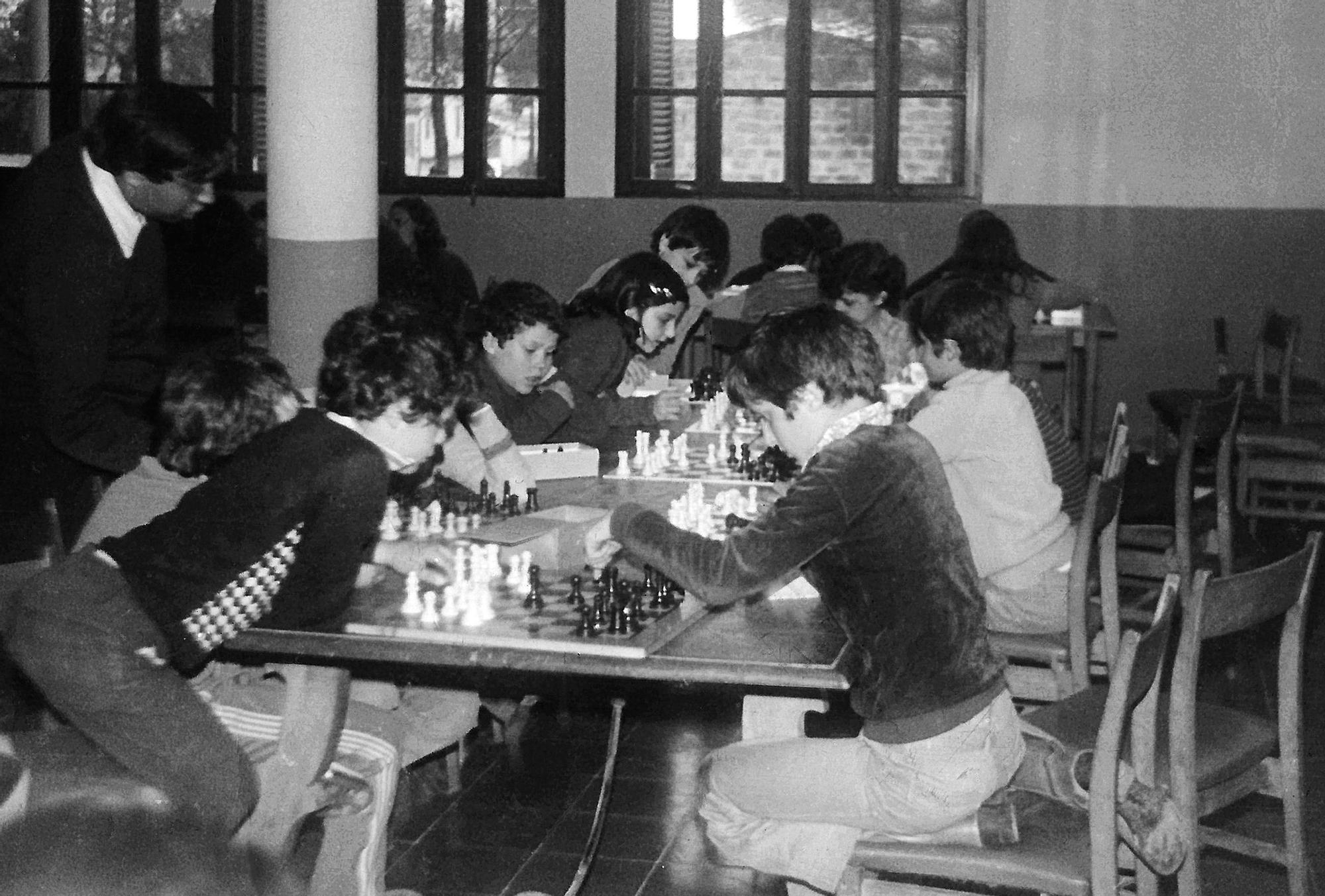 Curso de ajedrez en las escuelas, con Joan Barceló Bauçà, en los años setenta.