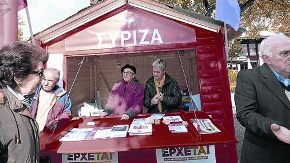 Un puesto con propaganda electoral de Syriza en Atenas.