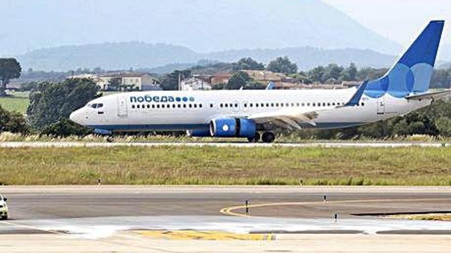 Un avió de Pobeda Airlines, a l&#039;aeroport de Girona.