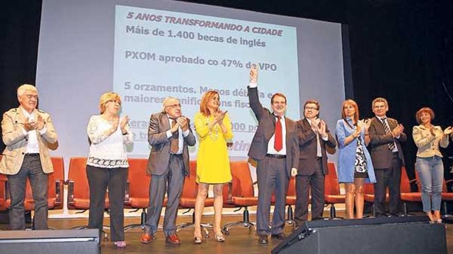 De izquierda a derecha: Manel Fernández, Isaura Abelairas, Cayetano Rodríguez, Carmela Silva, Abel Caballero, Carlos Font, Raquel Díaz, Santos Héctor y Chus Lago, ayer en el Auditorio Municipal.  // Marta G. Brea