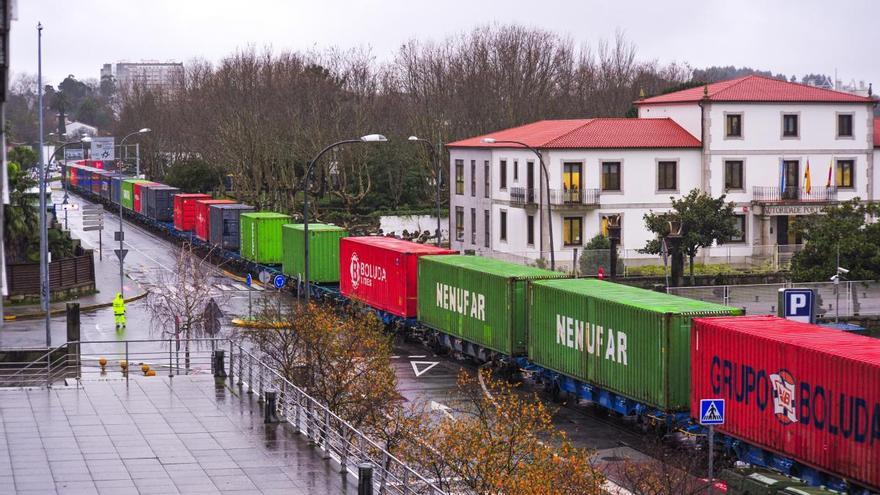 Tren de mercancías en el puerto de Vilagarcía. // Iñaki Abella