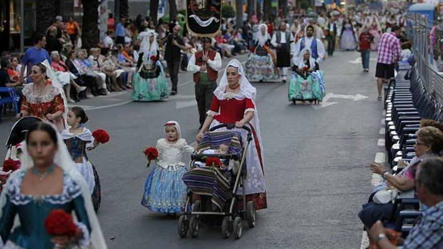 El encuentro de fútbol de España restó público, ayer, en la Ofrenda floral.