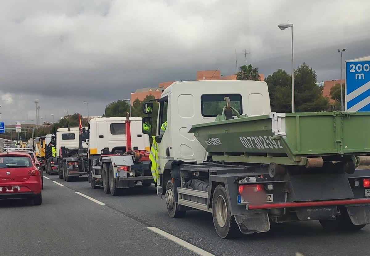 Caravana de camiones en una carretera de Málaga.