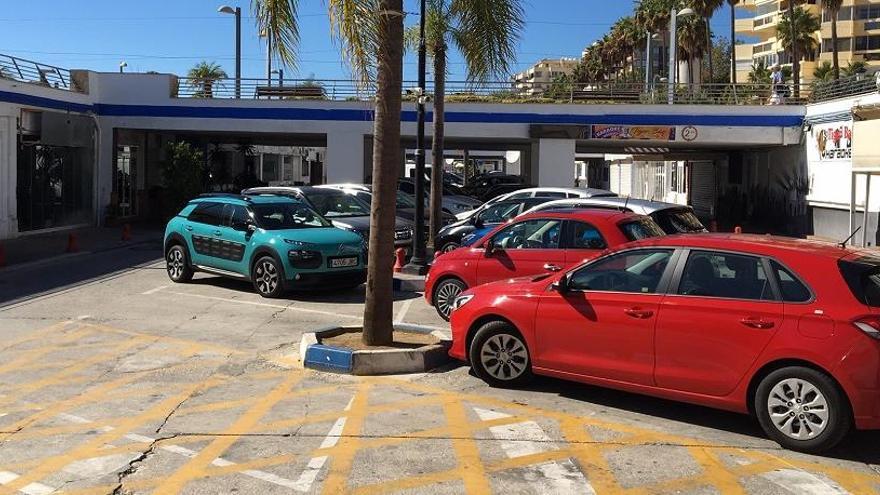 Vehículos estacionados en la zona de aparcamientos del puerto deportivo Virgen del Carmen.