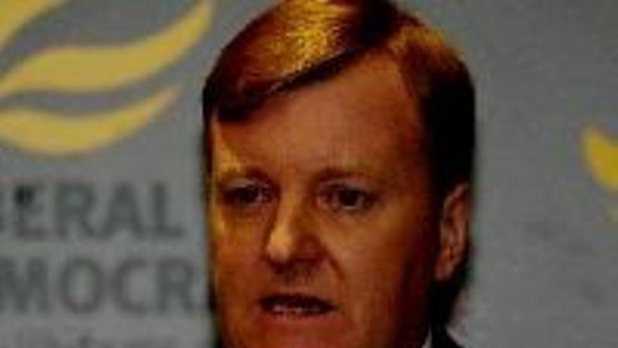 El líder liberal Charles Kennedy se va tras confesar que es alcohólico