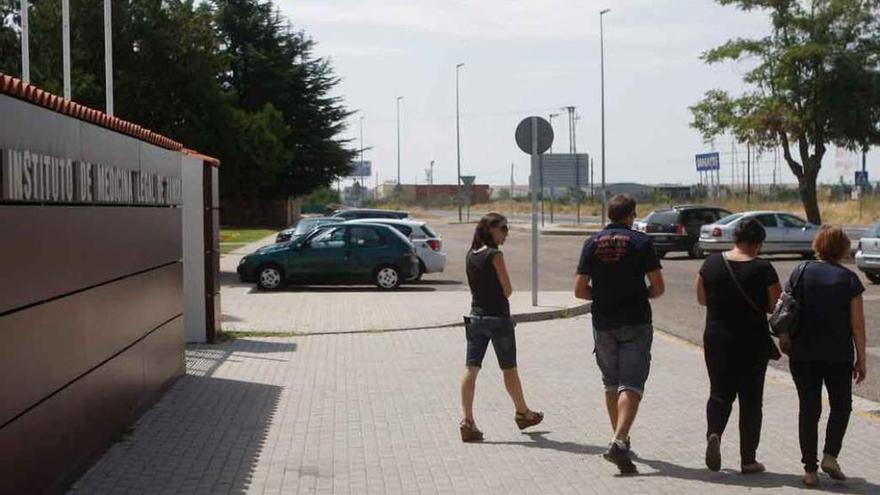 Familiares de los tres pequeños en las inmediaciones del Instituto de Medicina Legal de Zamora