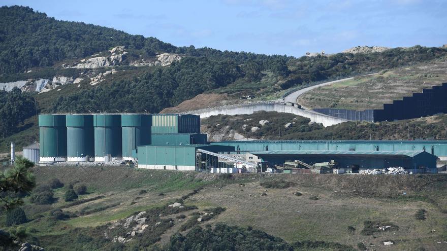 Albada trabaja en el sellado de uno de los dos vasos de basura al aire libre en Nostián