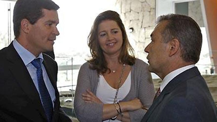 El presidente de Canarias, Paulino Rivero (d), conversa con Alexia de Grecia y su marido, Carlos Morales, durante la inauguración de la urbanización formada por 25 viviendas bioclimáticas.