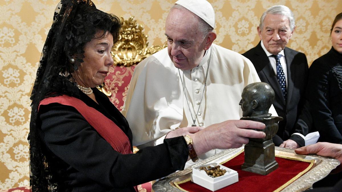 Ciudad del Vaticano, 18/03/2022.- Isabel Celaá entrega sus credenciales al Papa Francisco como Embajadora de España ante la Santa Sede