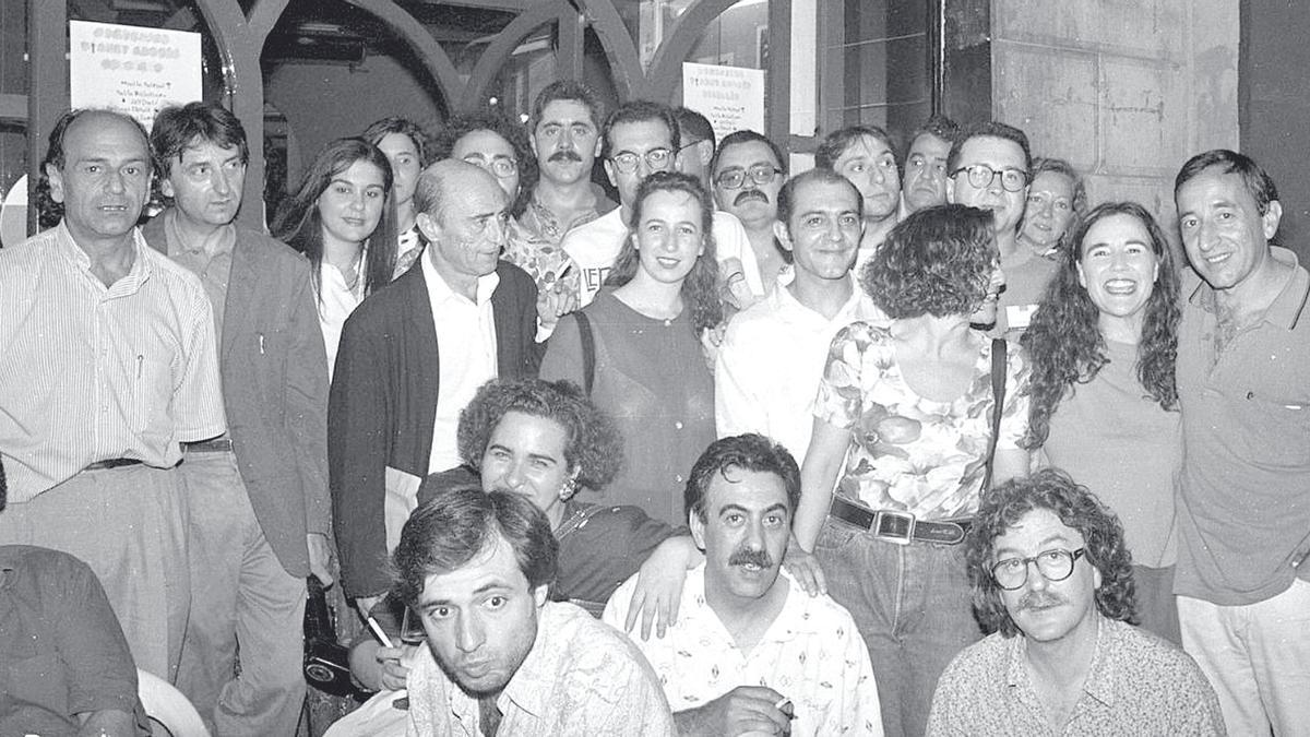 Participants en l’homenatge a  Vicent Andrés Estellés de La Forest  d’Arana a l’antic Café Lisboa del carrer  de Cavallers en 1992.