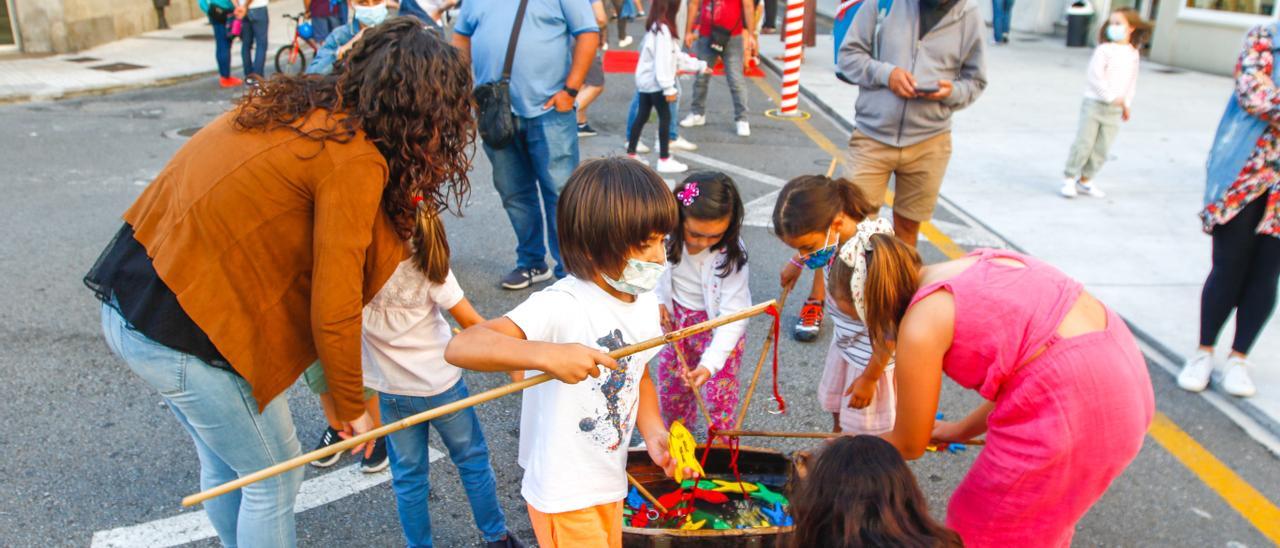 Los niños en la calle Conde Vallenano, jugando junto a sus amigos y familiares, ayer.