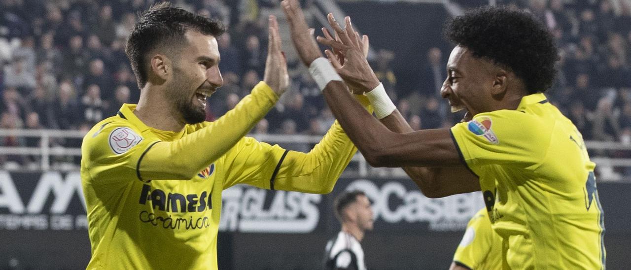 Álex Baena y Johan Mojica celebran el primer gol del Villarreal en Cartagena.