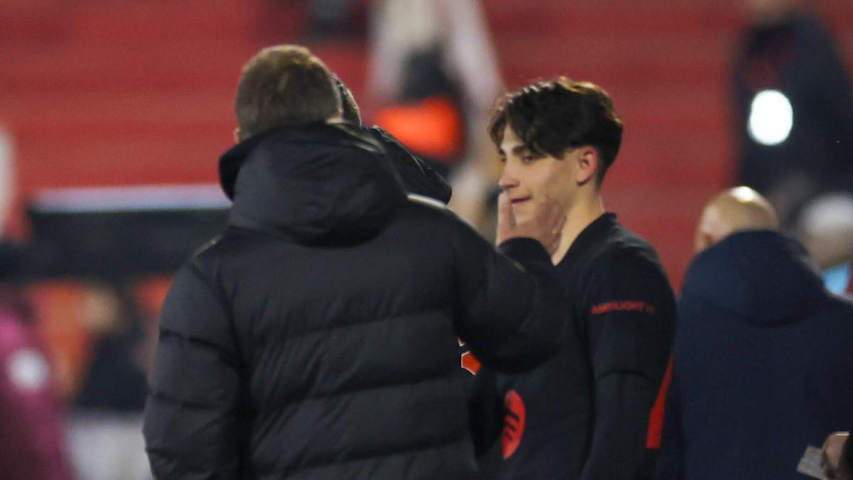 Flick habla con Toni antes de debutar en Barbastro