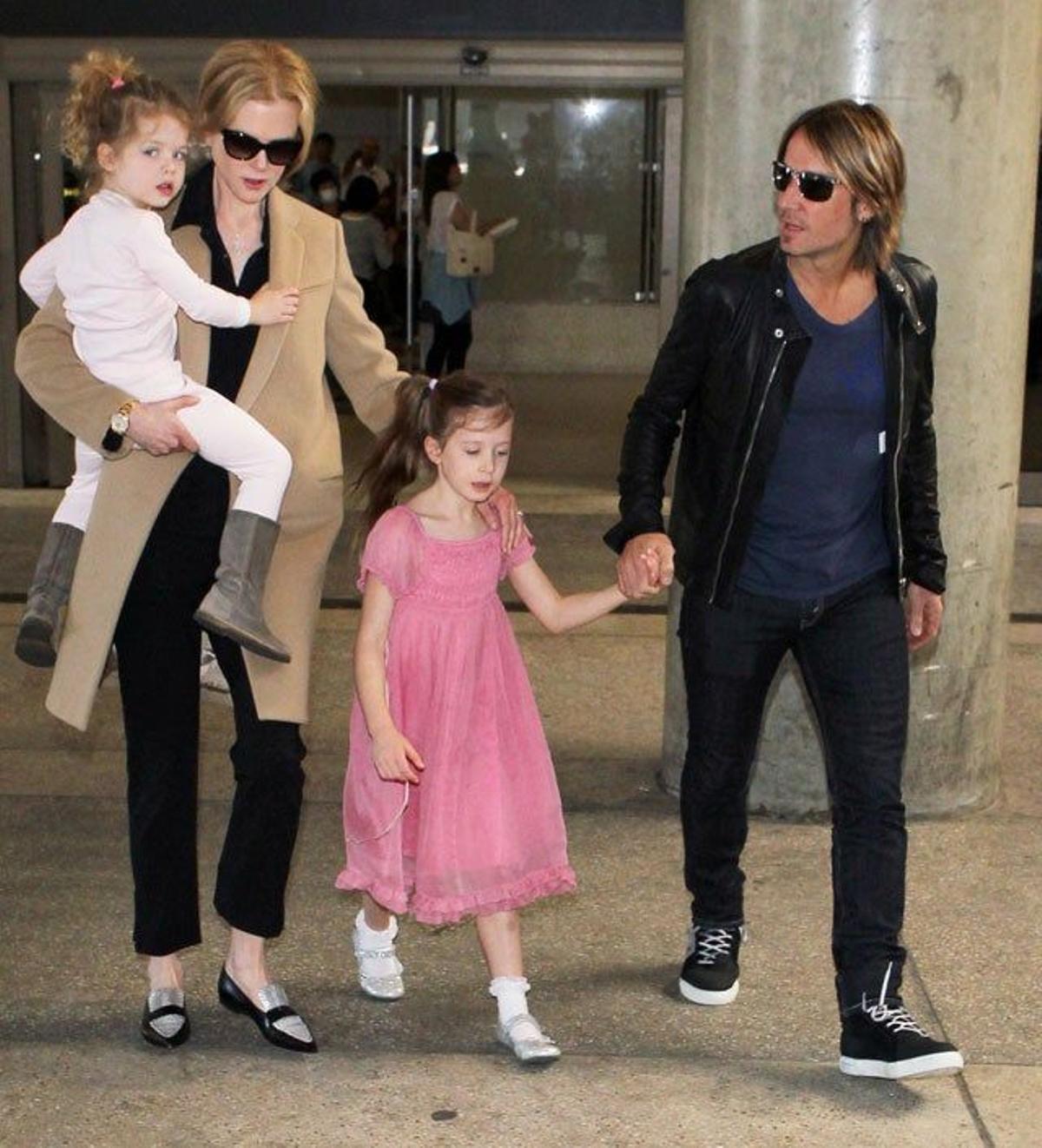 Nicole Kidman con su hija Faith Margaret en brazos, Sunday Rose y Keith Urban